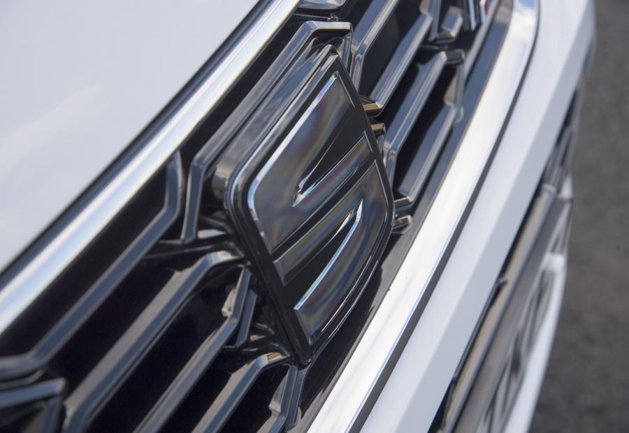 Логотип Seat Ateca FR 2017 года  (UK) (фото 39 из 40)